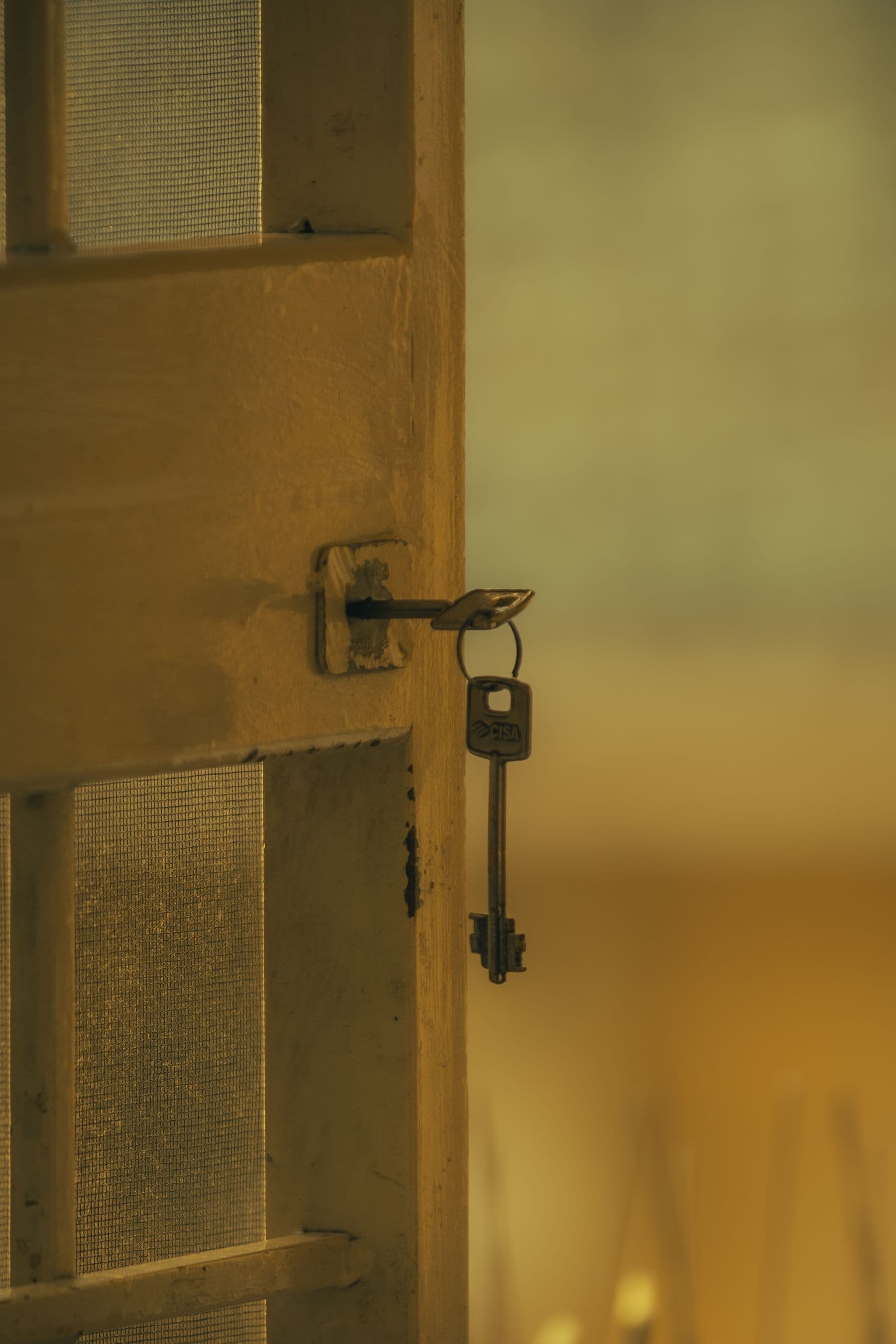 Clé insérée dans le cylindre d'une serrure de porte