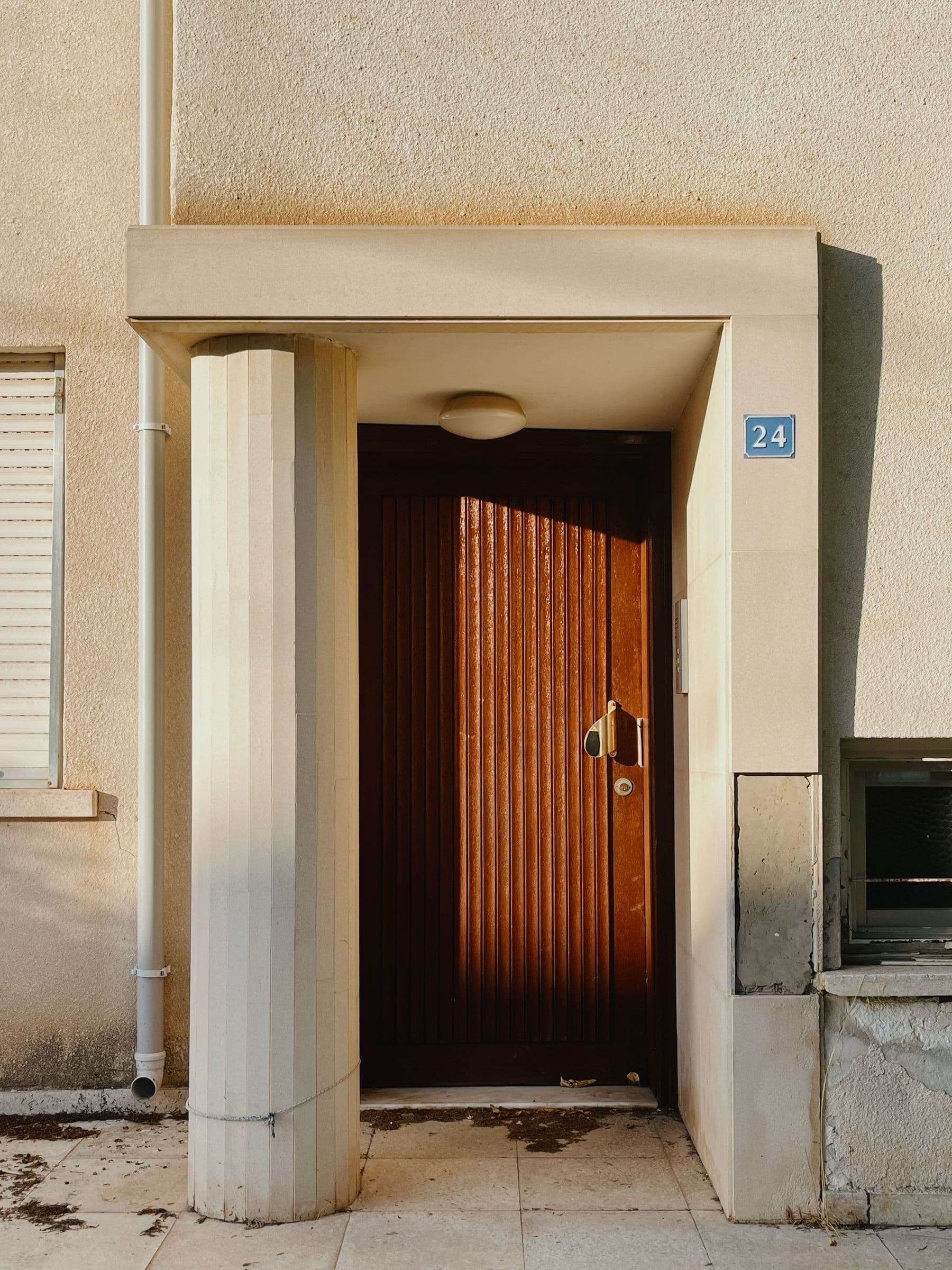 Couloir d'immeuble avec portes palières numérotées