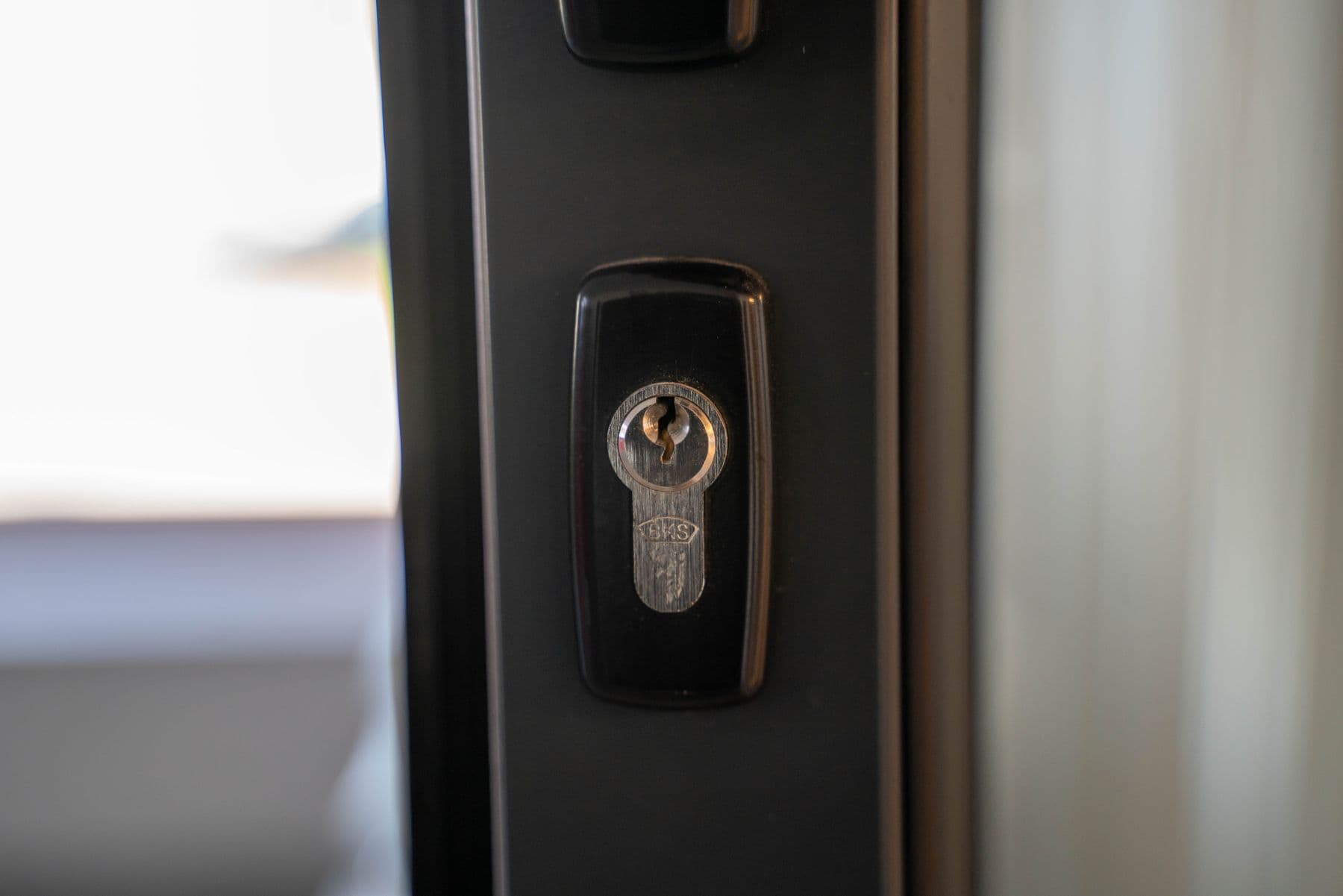 Cylindre de serrure sur une porte d'entrée fermée