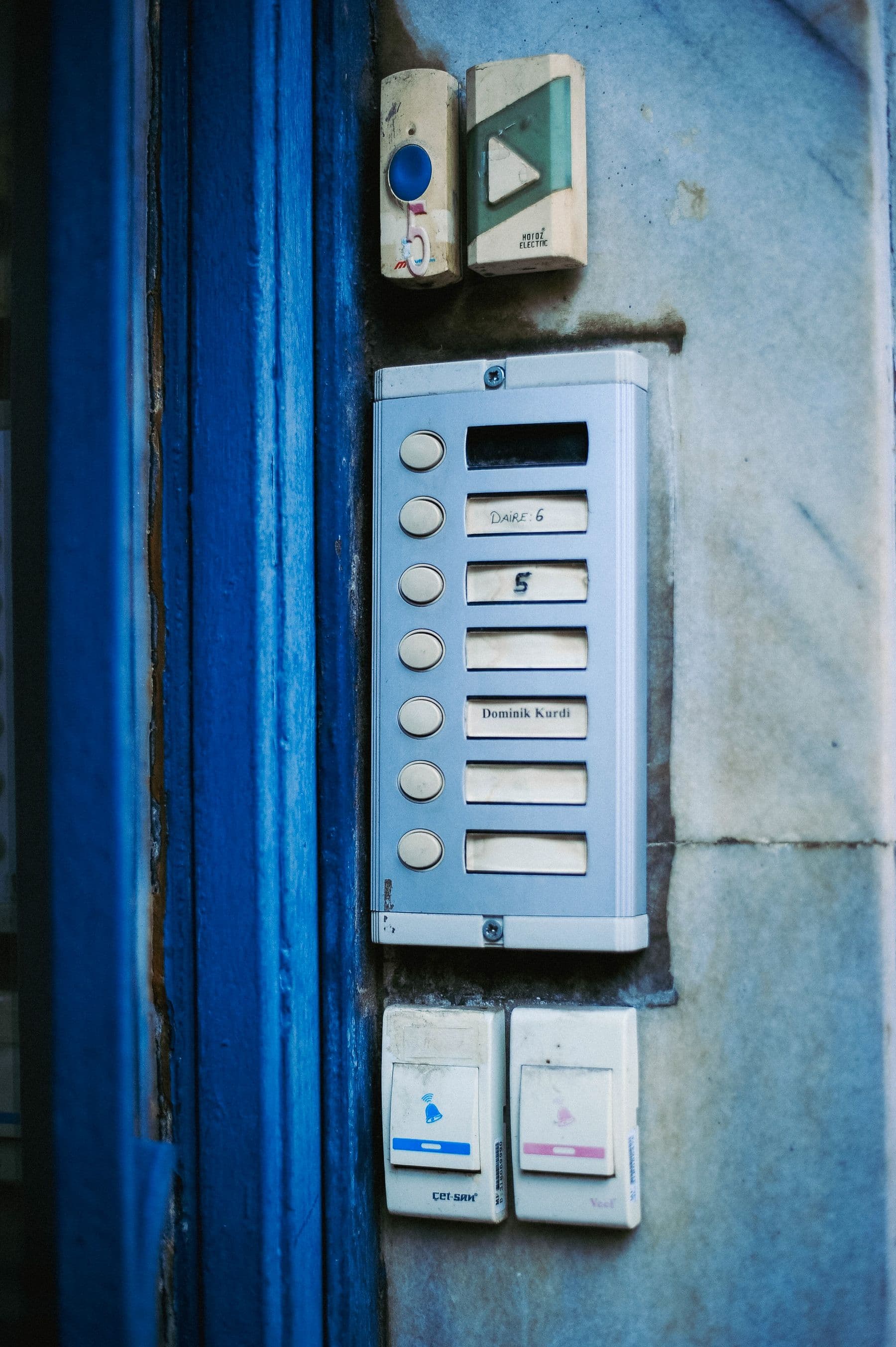 Entrée d'immeuble avec interphone et boîtes aux lettres