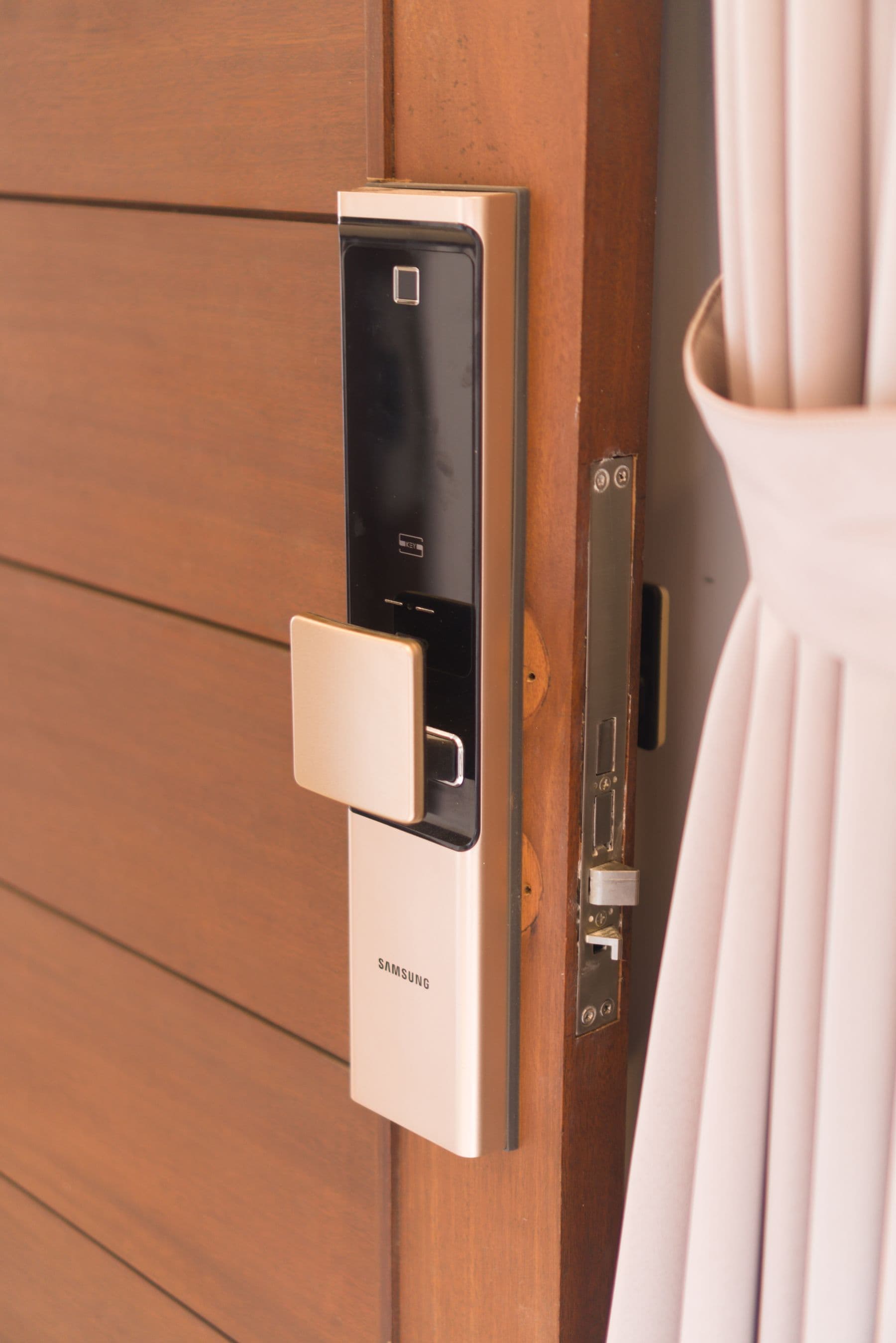 Serrure connectée posée sur une porte contemporaine