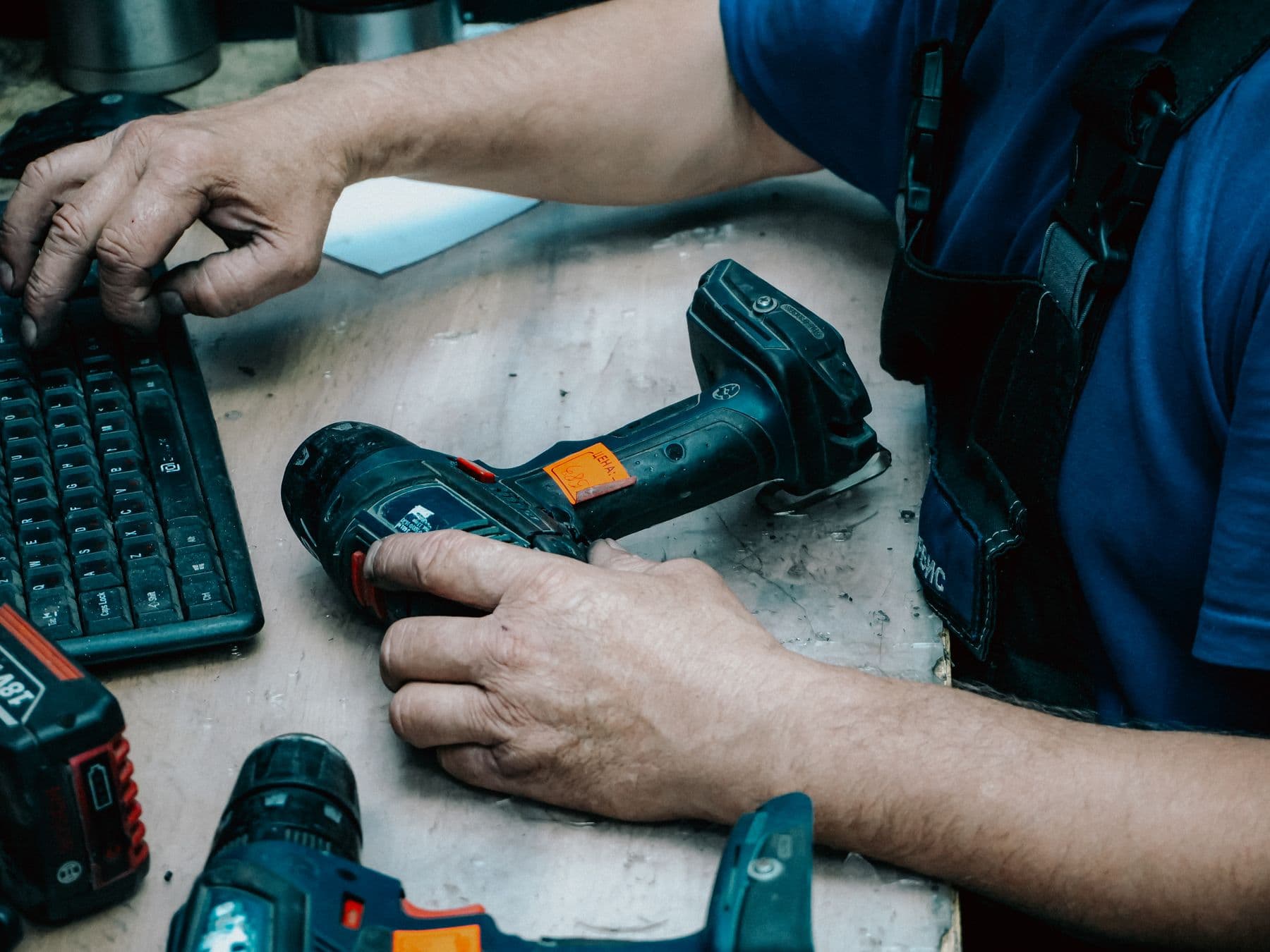 Outils de serrurier professionnels sur un établi