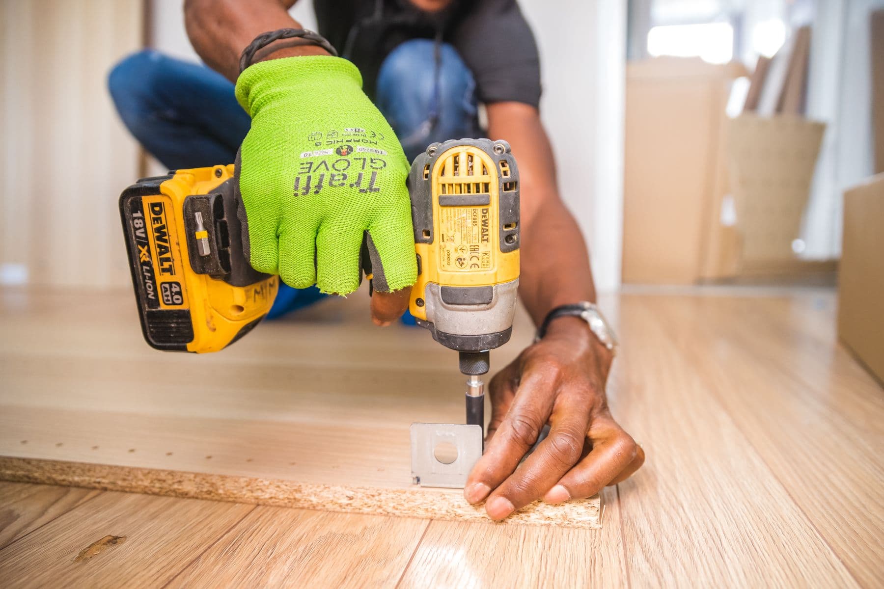 Pose d'une serrure neuve sur une porte, outillage professionnel