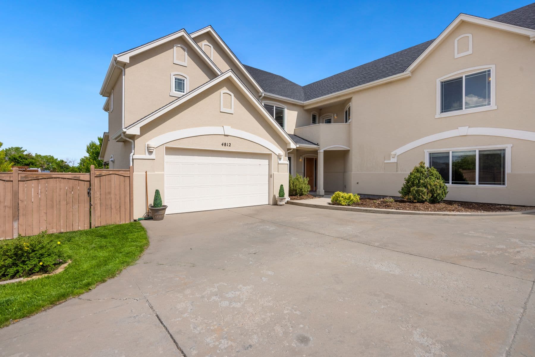 Maison résidentielle avec garage attenant et allée