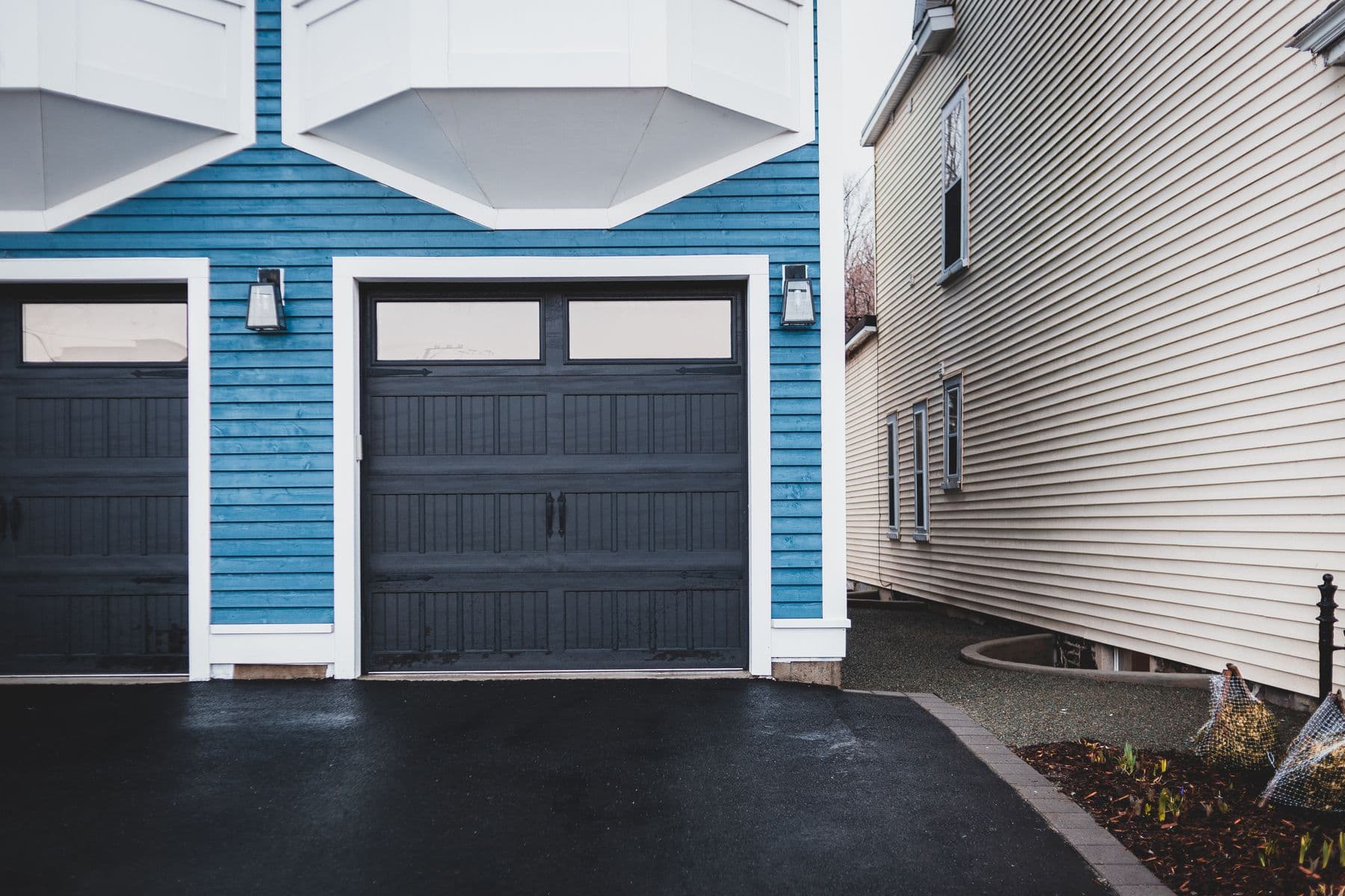 Porte de garage sectionnelle moderne d'une habitation