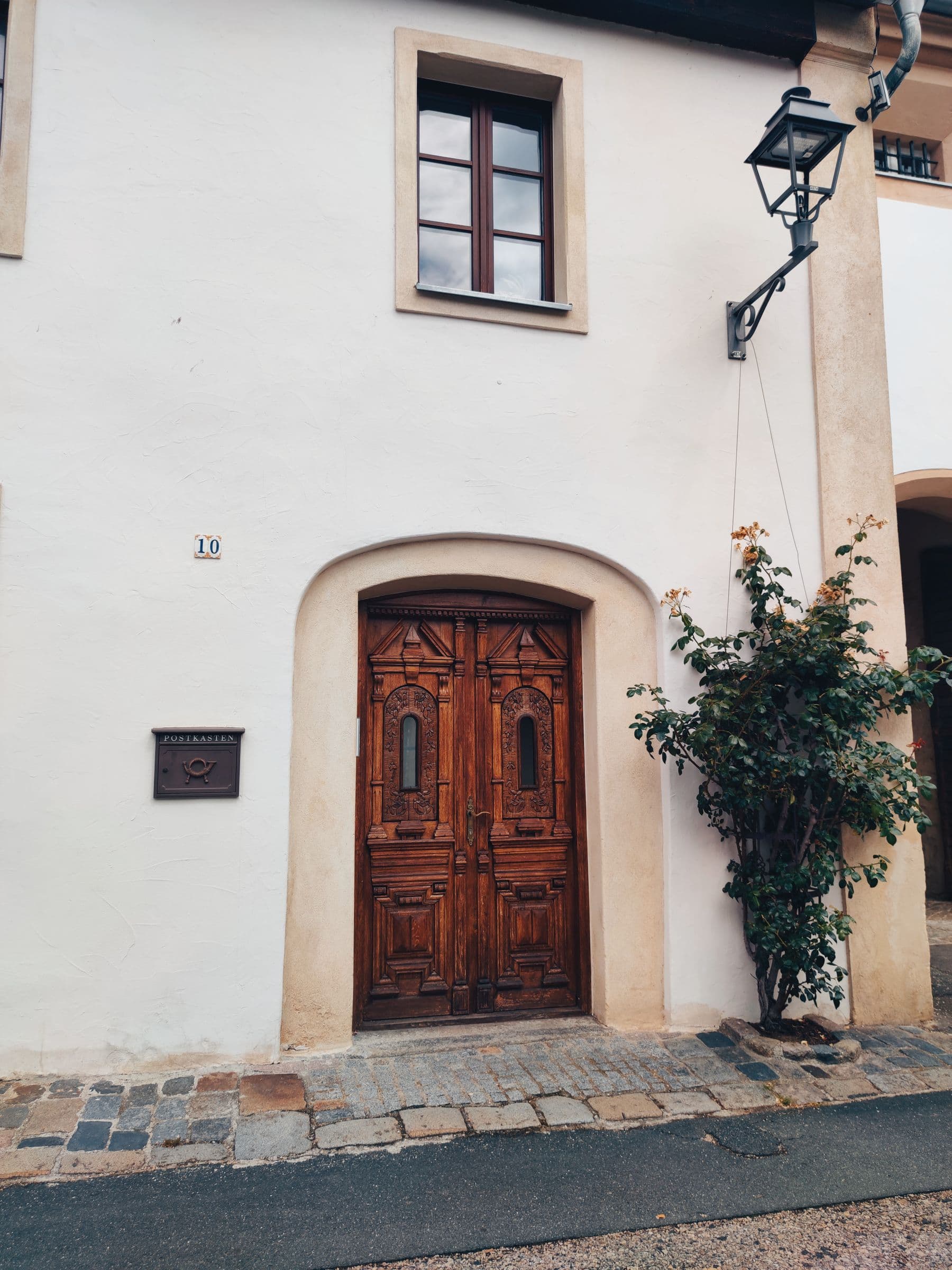 Porte d'entrée en bois massif élégante dans une maison de caractère